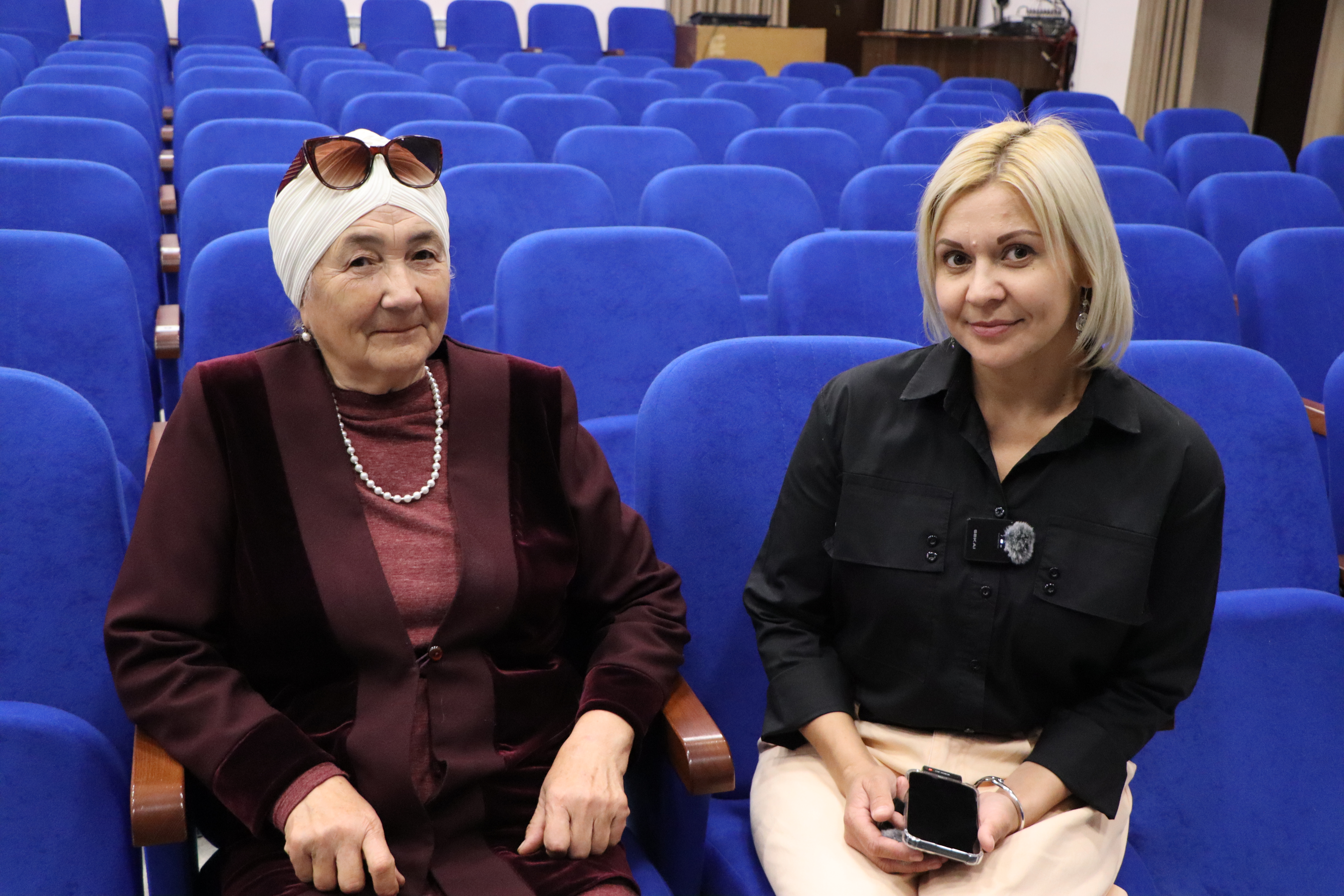 Яшьләр үзәгенең актлар залында баш мөхәррир Ольга Шәмсетдинова белән Гөлсинур Зарипова