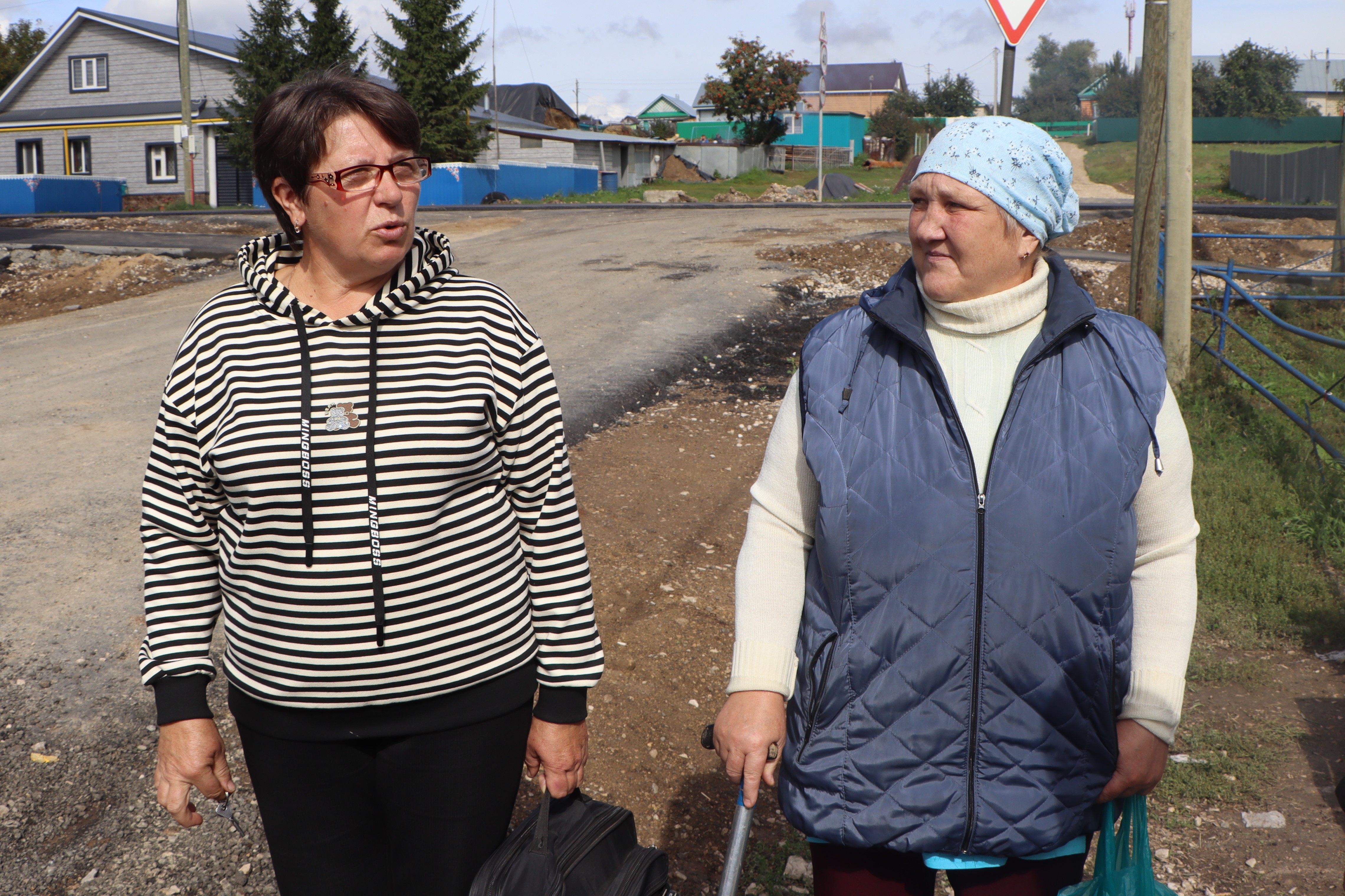 Авыл советы депутаты Ольга Пикалева һәм авылда яшәүче