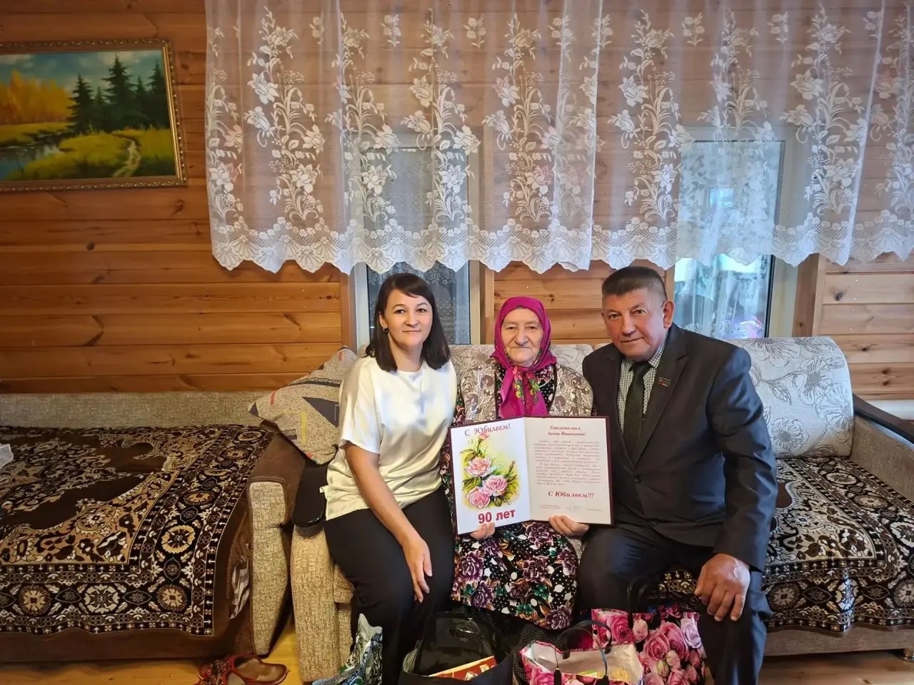 Анна Храмованы туган көне белән котларга авыл җирлеге башлыгы Рифгать Баһауов килде