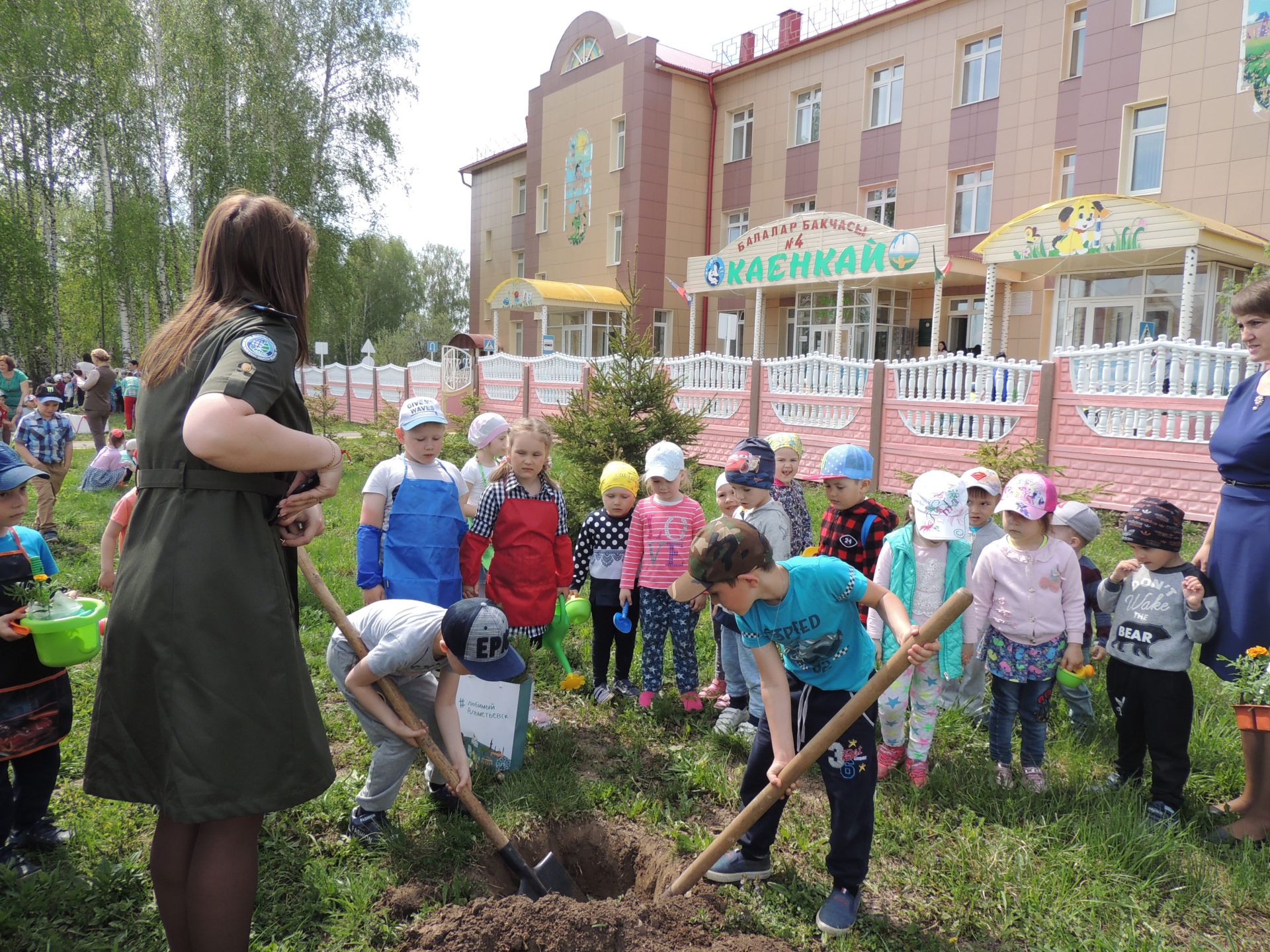 На территории пестречинского детского садика «Каенкай» зацвели яркие петунии и примулы