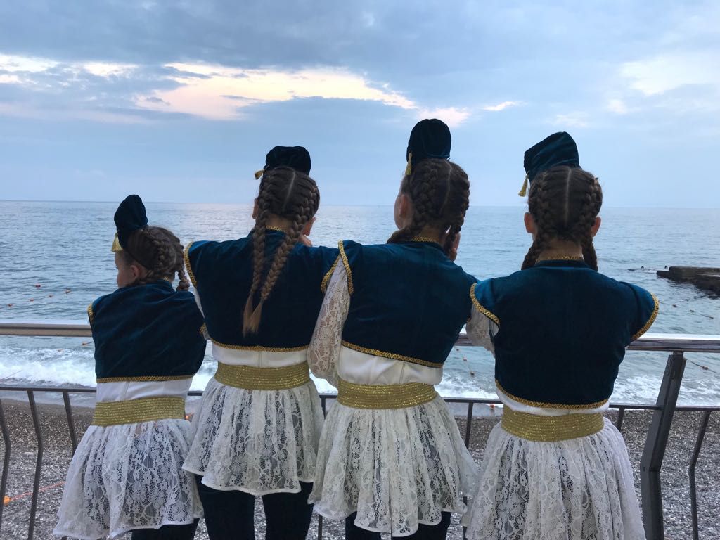 Пестречинский танцевальный коллектив выступает на сцене легендарного детского лагеря "Артек"