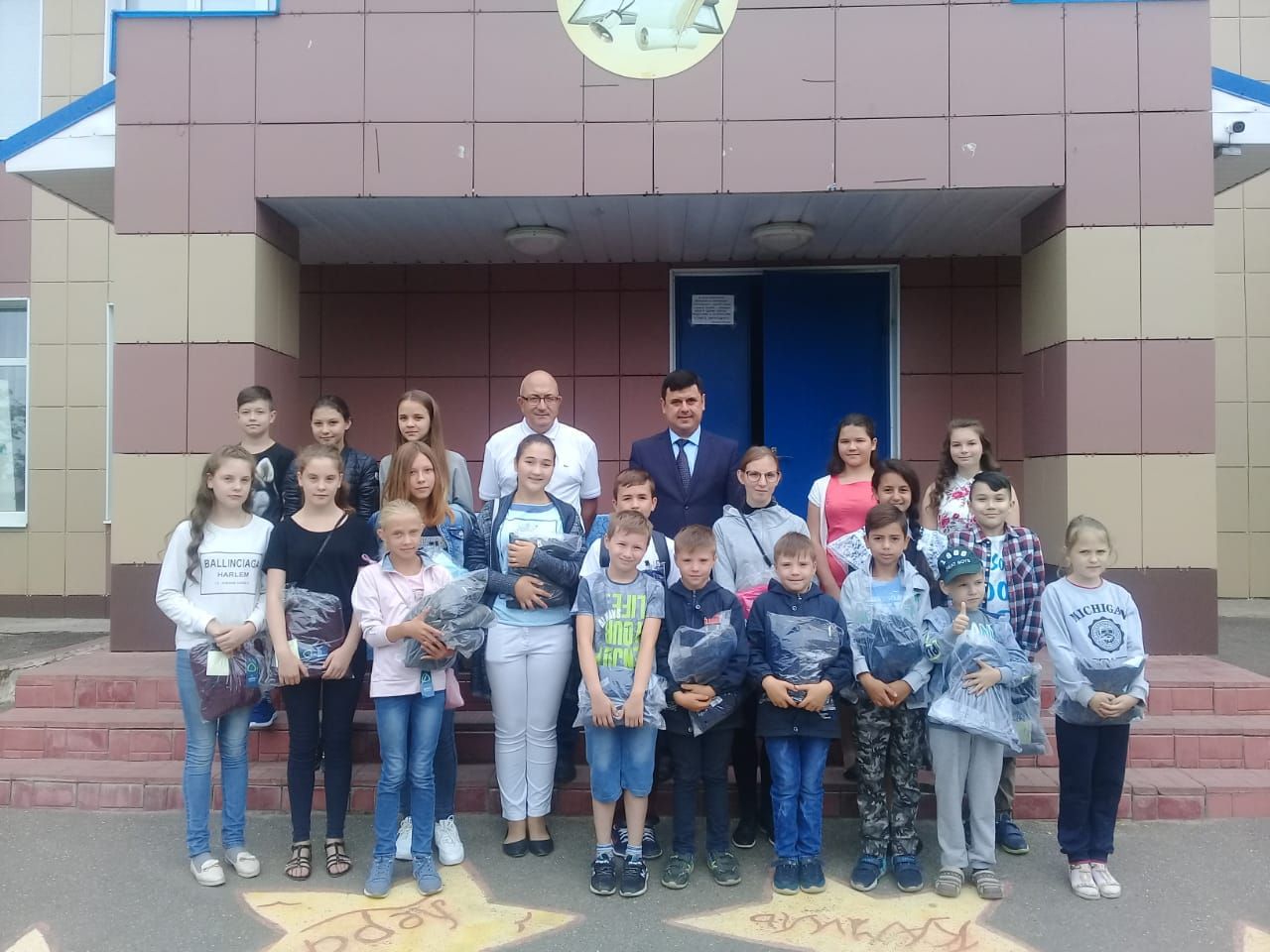 Питрәч укучылары бүләккә спорт киемнәре алдылар