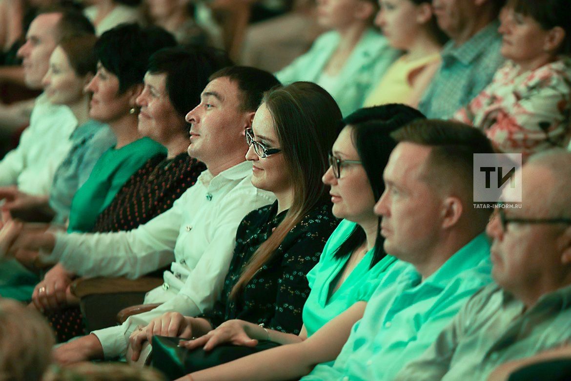 Морально устаревшая "свита" и “бесцветные” ученики Салавата: репортаж с концерта короля татарской эстрады