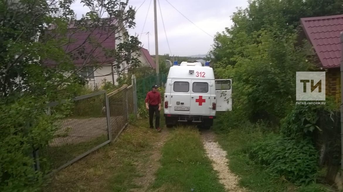 В Татарстане со второго этажа дачи мужчина упал грудью на торчащую трубу