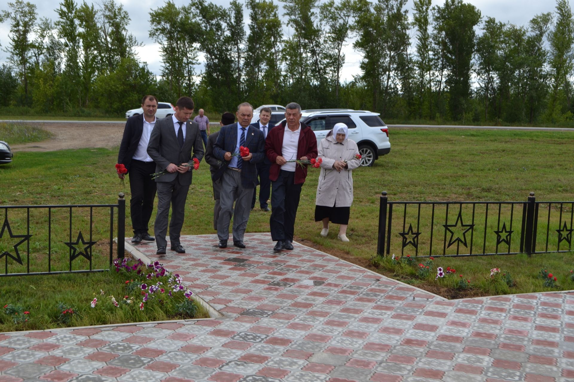 Гости из республики осмотрели новый памятник в селе Салкын Чишма