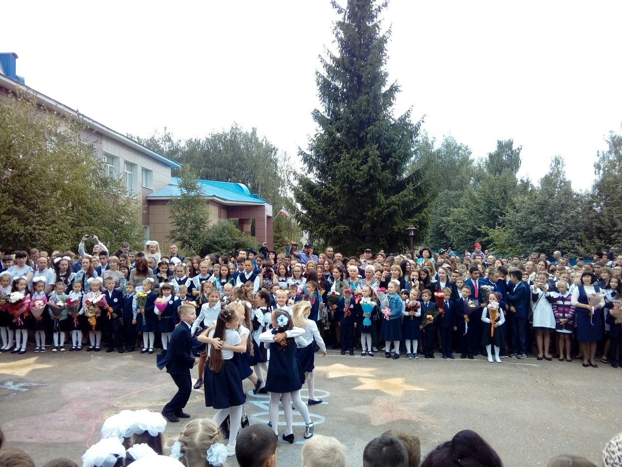 Торжественная линейка прошла перед школой.