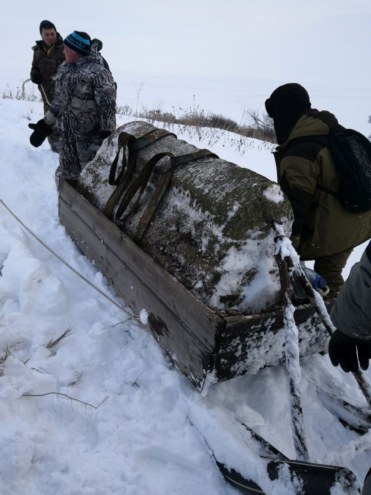 В Татарстане краеведы спасли от падения с обрыва надгробие XIV века