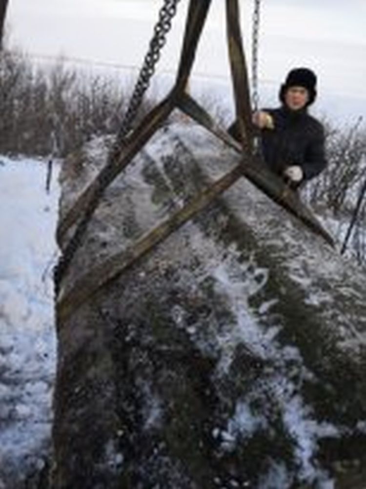 В Татарстане краеведы спасли от падения с обрыва надгробие XIV века