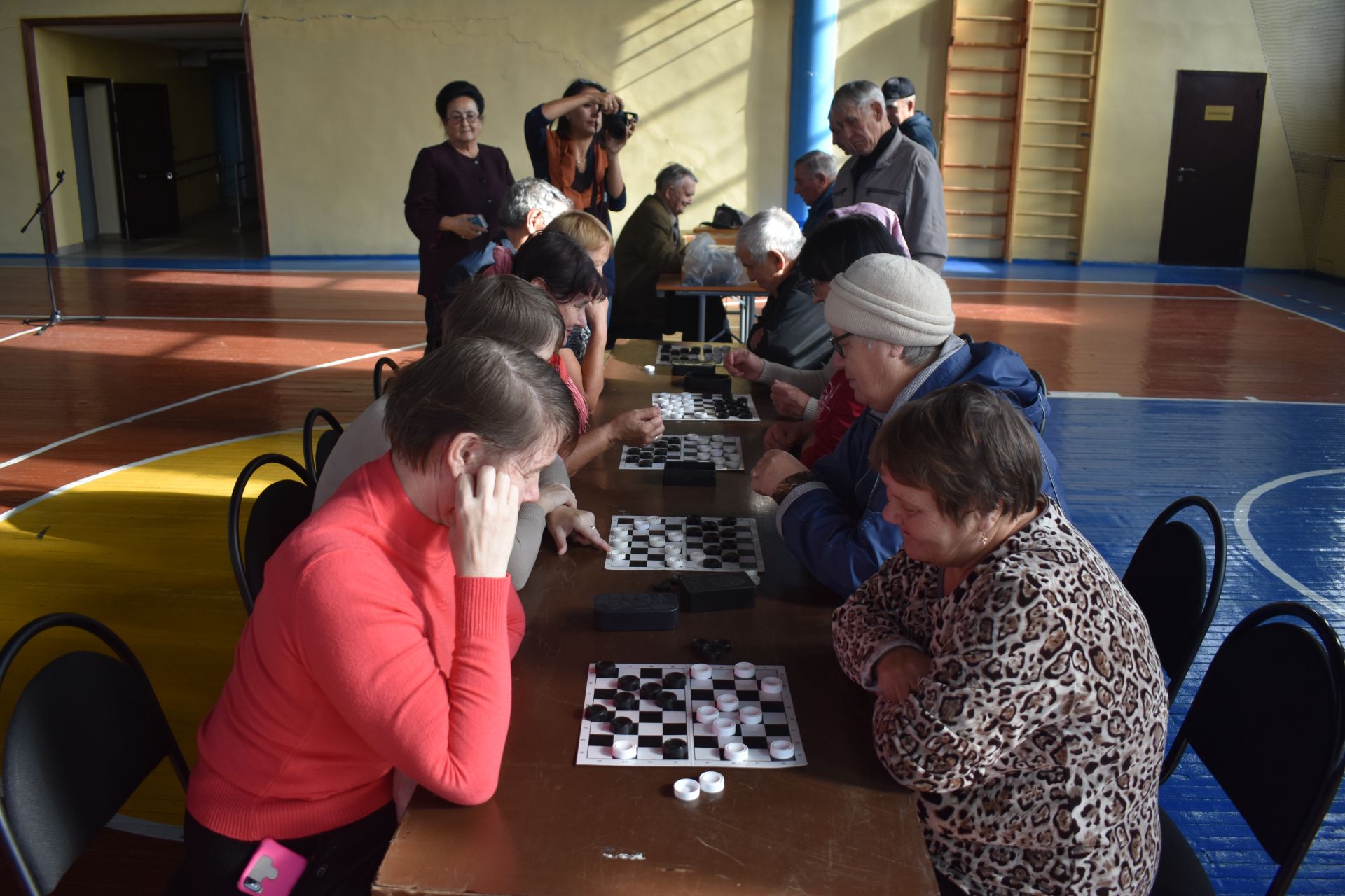 Пенсионеры мастерски играли в шахматы и шашки