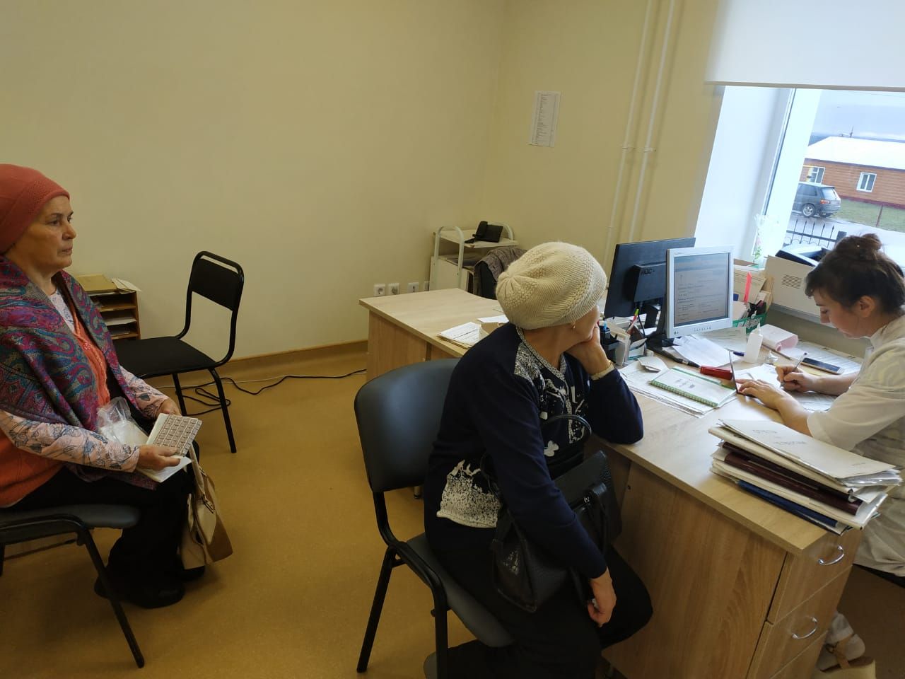 В районе продолжается работа по доставке сельских жителей старше 65 лет в медицинские учреждения