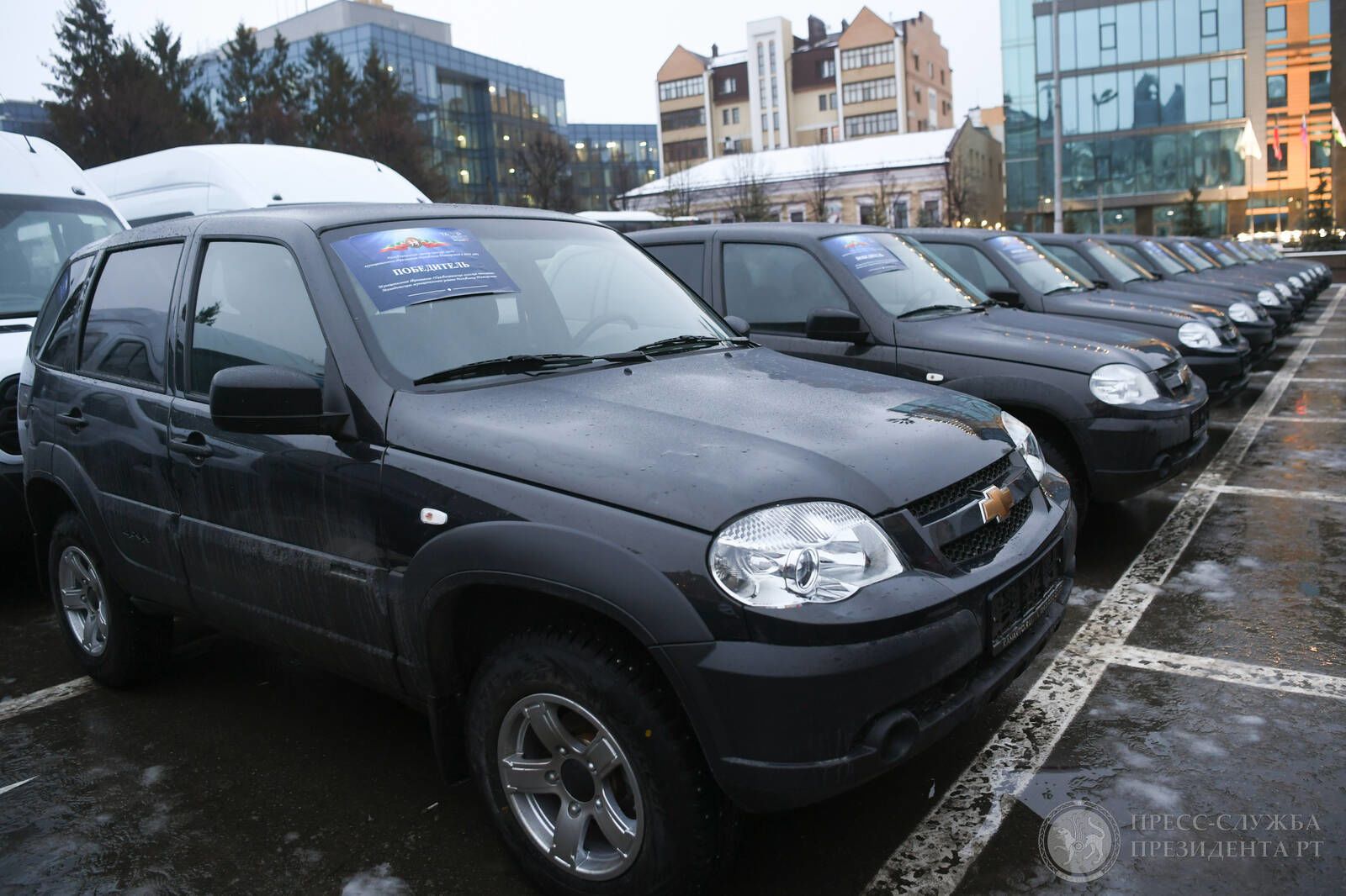 Рустам Минниханов вручил ключи от новых автомобилей трем главам поселений Пестречинского района