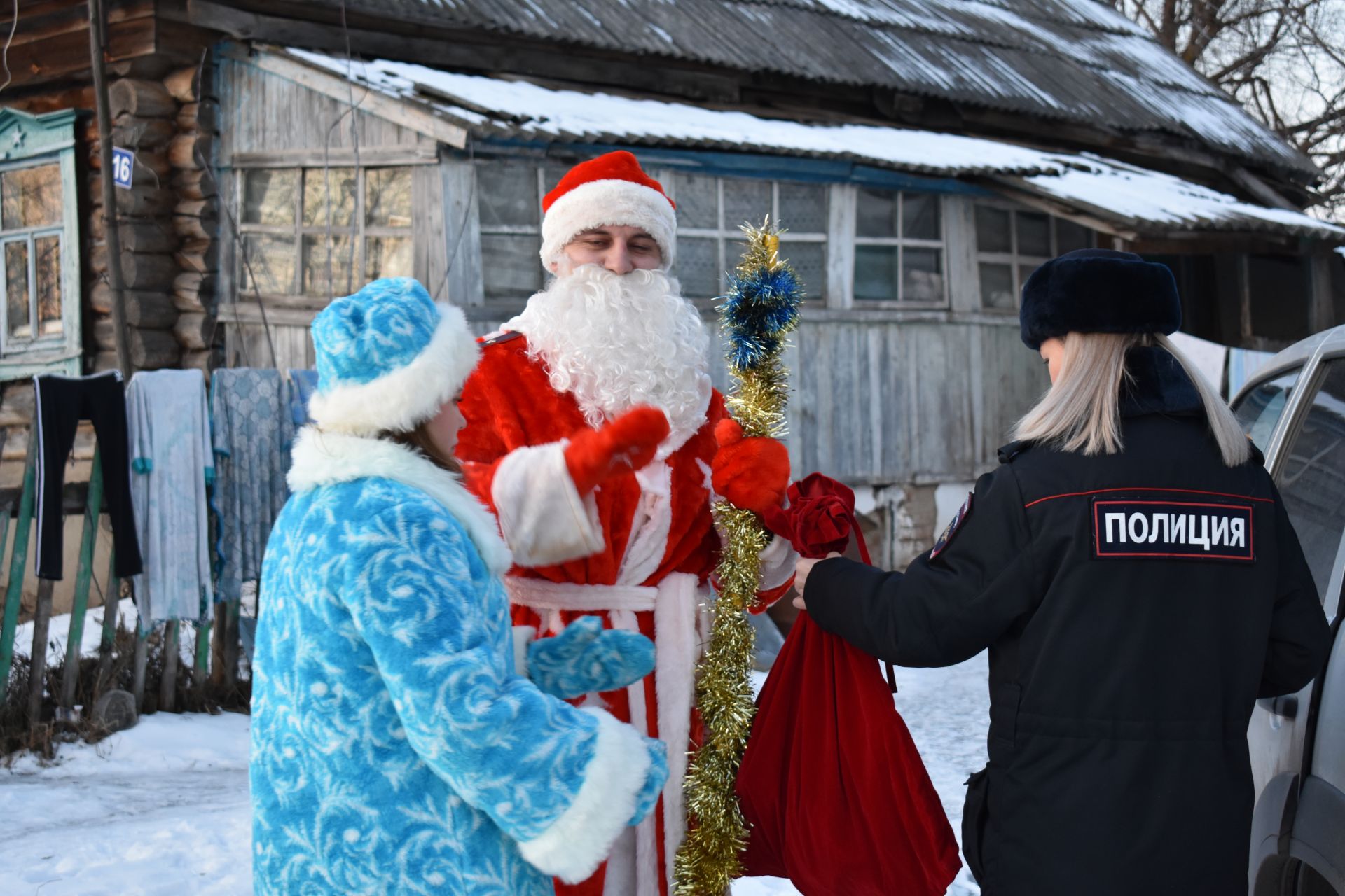 Маленьких пестречинцев посетил Полицейский Дед Мороз