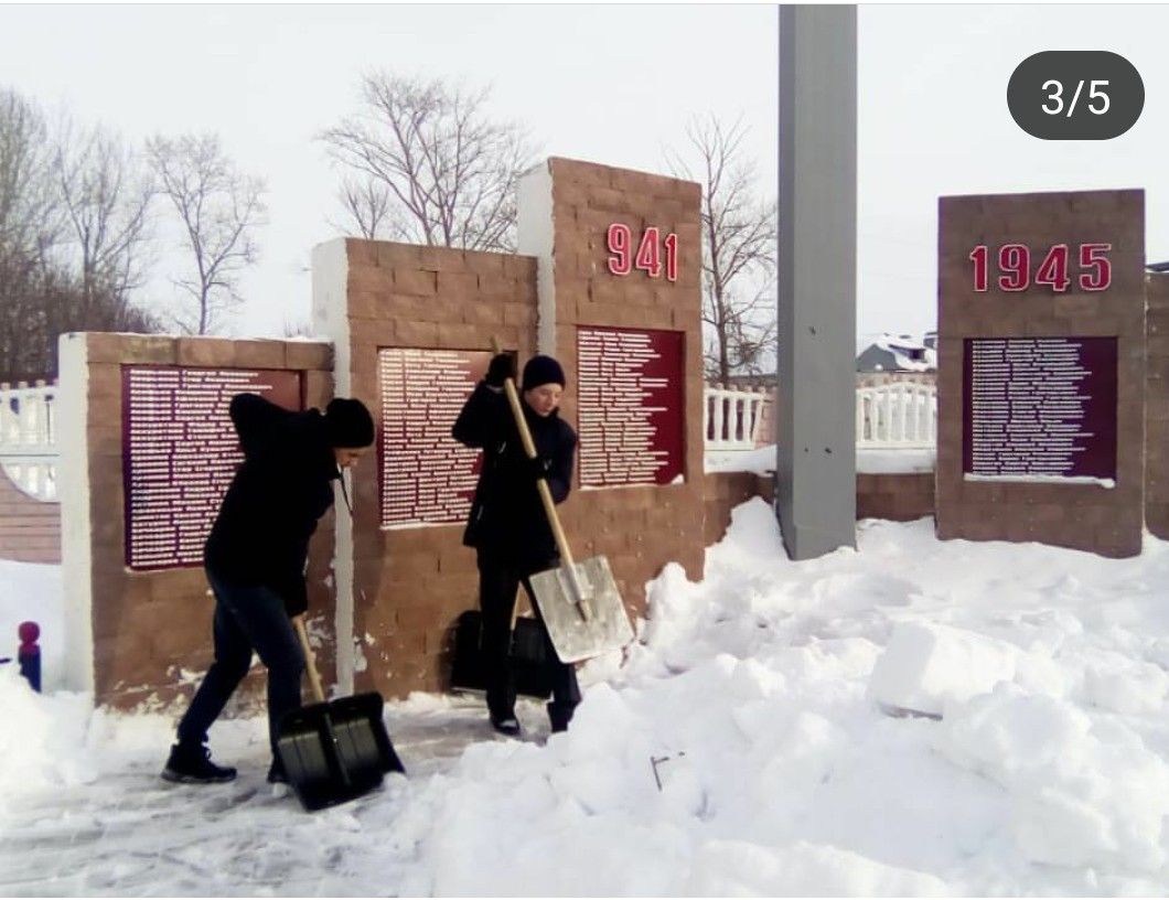 Пестречинцы расчищают снег в памятных местах
