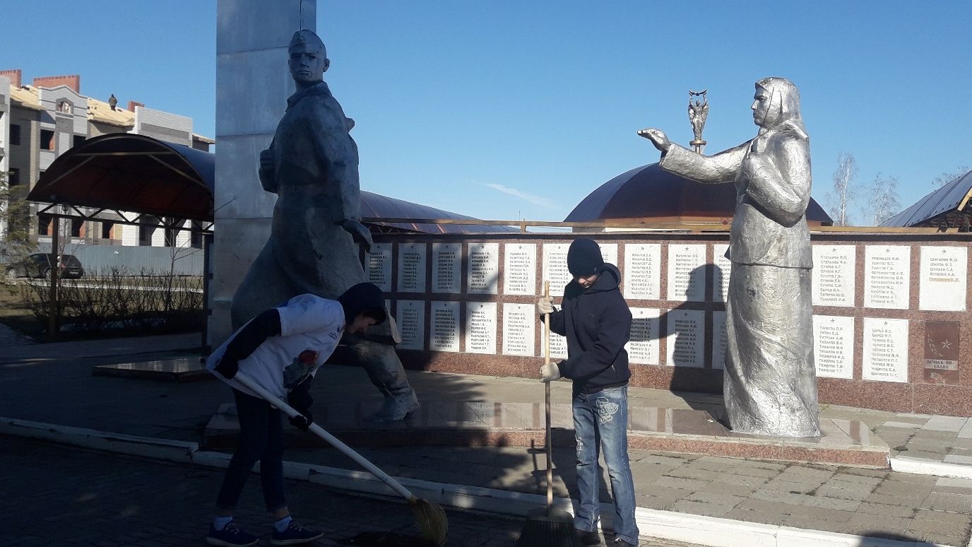 В Пестрецах в парке Памяти прошла акция "Чистый памятник"