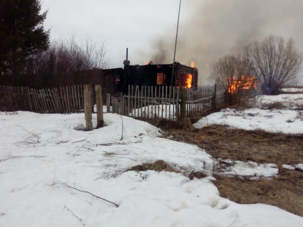 Благодаря сработавшему пожарному извещателю, хозяева сгоревшего дома в Пановке остались живы