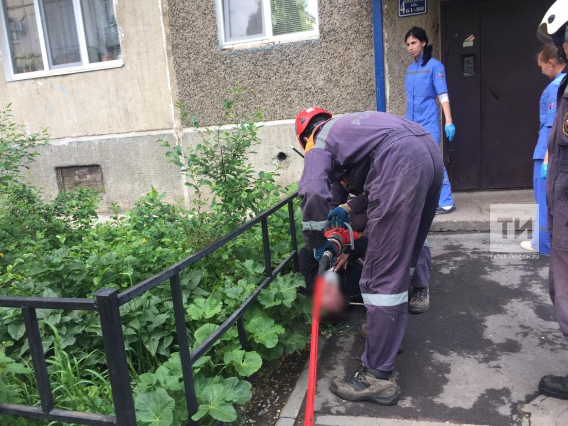 В Казани спасли мужчину, который застрял между скамейкой и забором