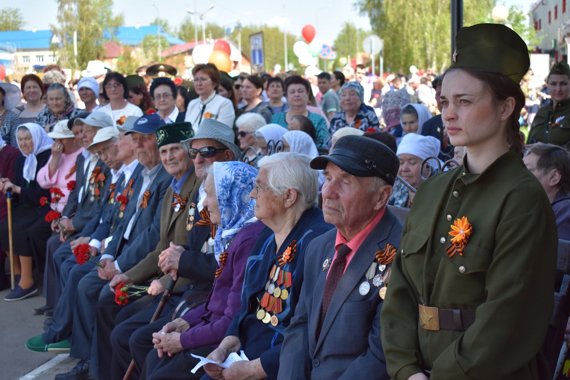 Пестречинцы возложили цветы к подножию памятника павшим воинам в Великой Отечественной войне