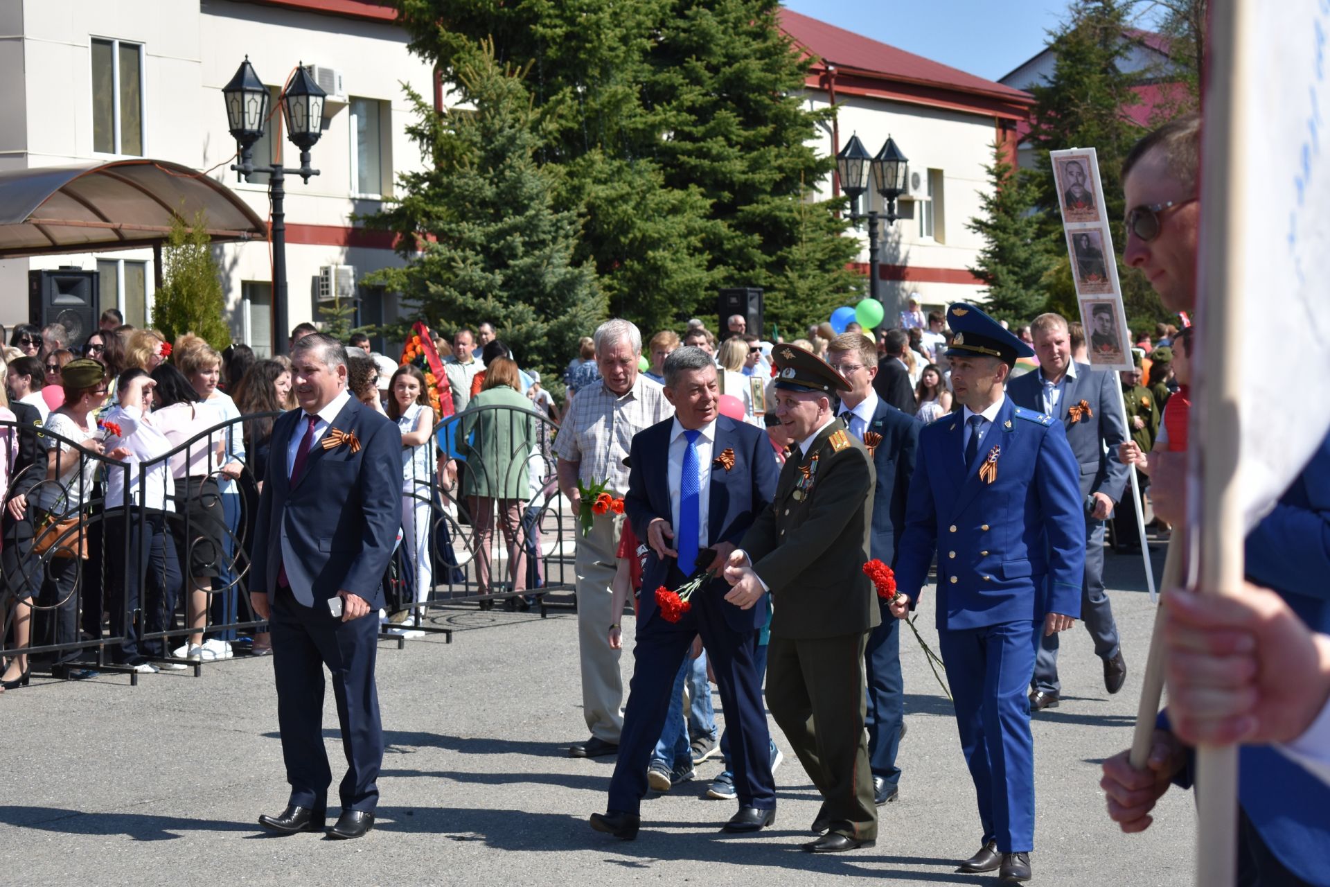 Пестречинцы возложили цветы к подножию памятника павшим воинам в Великой Отечественной войне