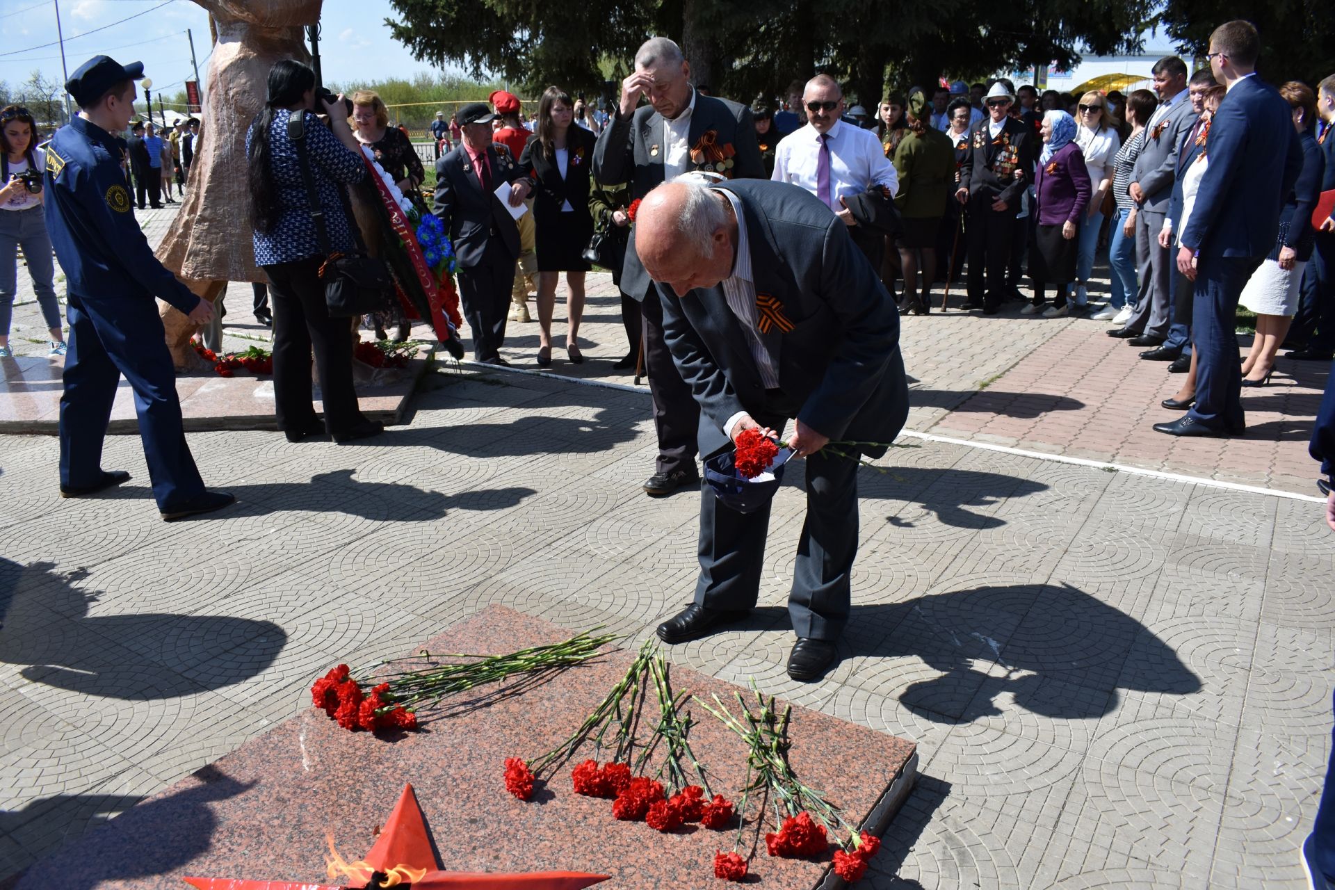 Пестречинцы возложили цветы к подножию памятника павшим воинам в Великой Отечественной войне