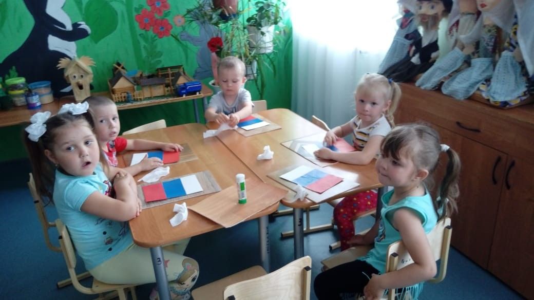 В детском саду "Каенкай" дети сделали поделки ко Дню России