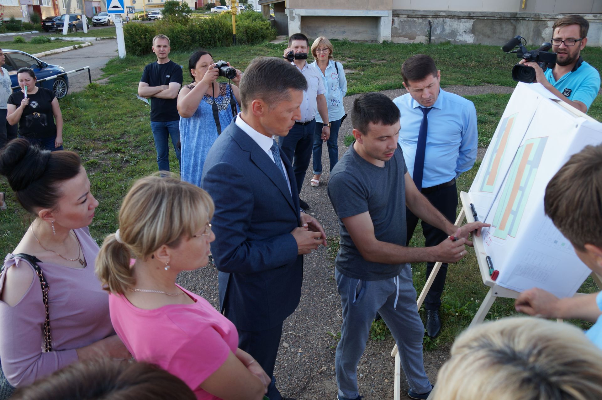 Единороссы начали обсуждать проект «Наш двор» вместе с жителями