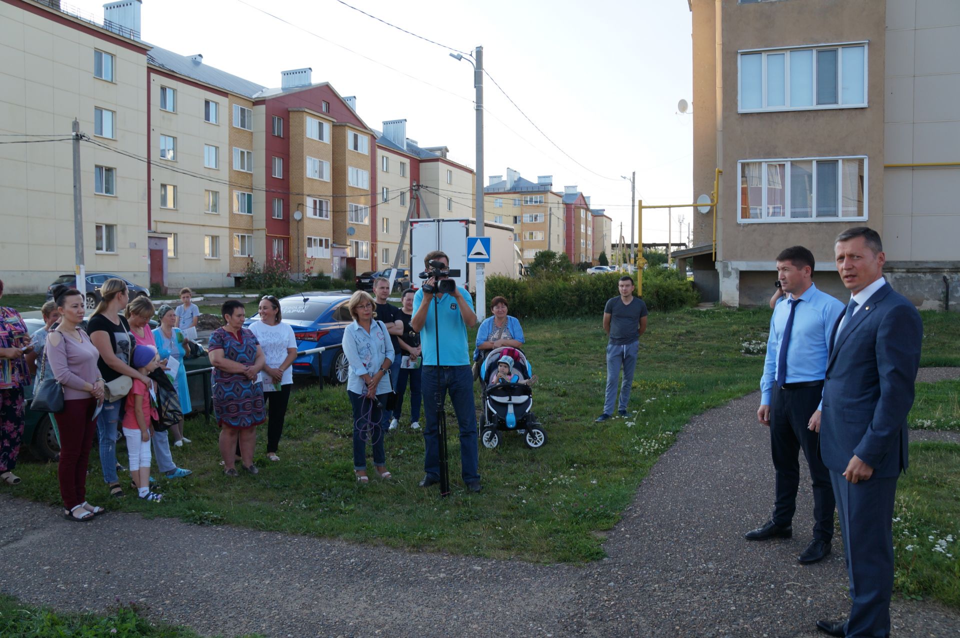 Единороссы начали обсуждать проект «Наш двор» вместе с жителями