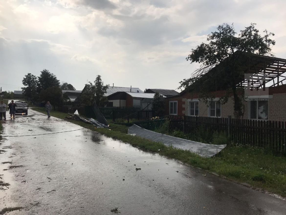 В Татарстане сильным порывом ветра сорвало крышу с частного дома