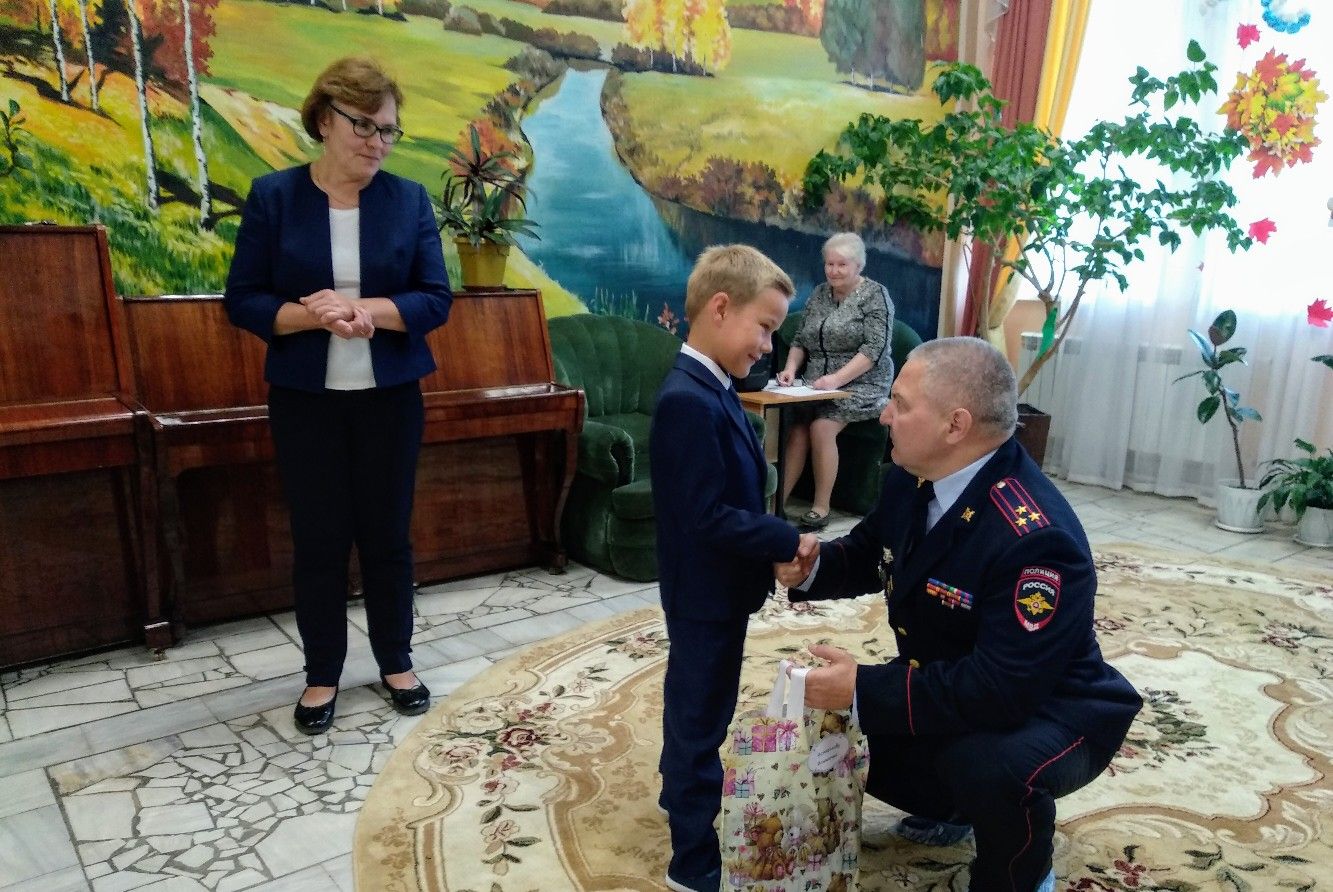Сотрудники Пестречинского отдела МВД наведались к детям в приют «Шатлык»