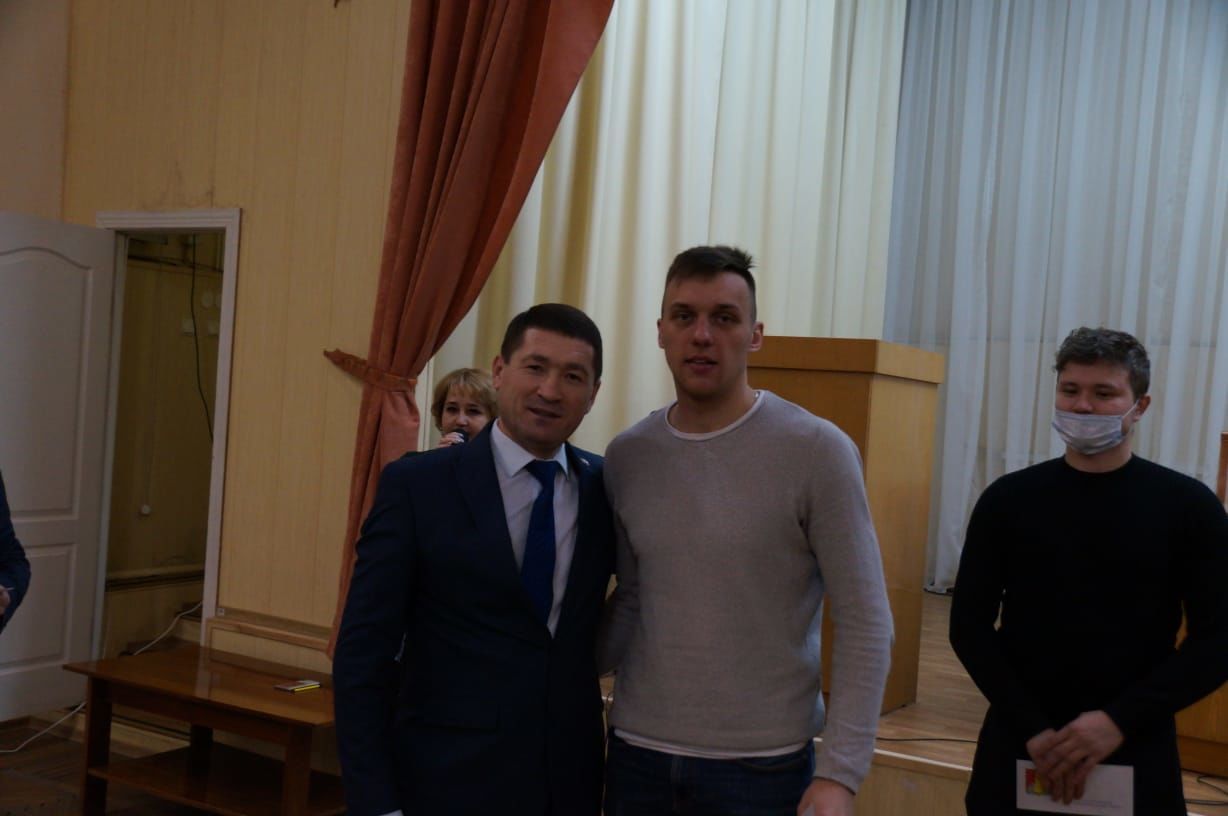 Глава района Ильхам Кашапов встретился с командой мужской сборной района по хоккею