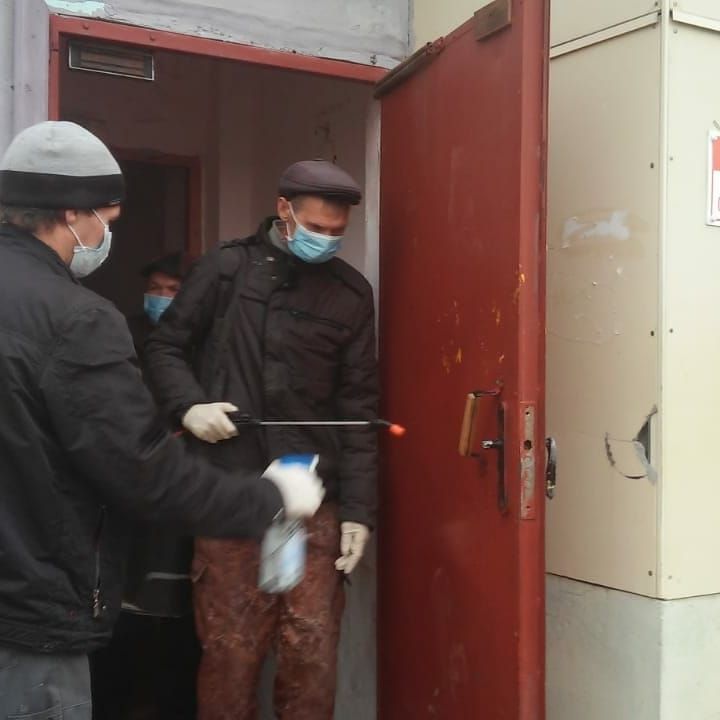 В Пестречинском районе подъезды многоквартирных домов обрабатывают дезинфицирующими моющими средствами