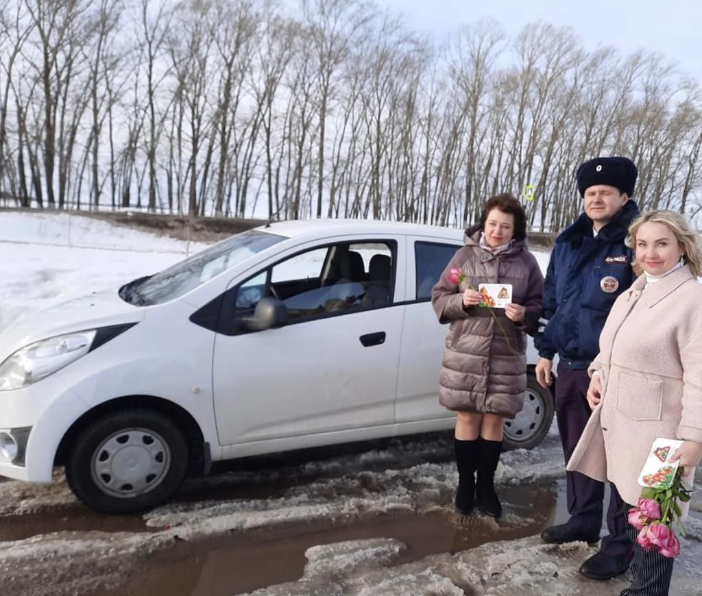 Инспекторы Пестречинского ОГИБДД поздравили автоледи с женским днем 8 марта.