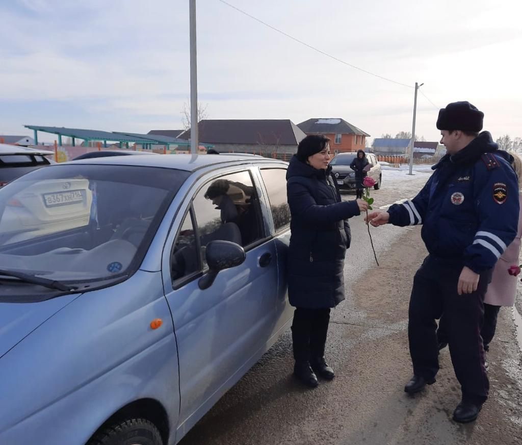 Инспекторы Пестречинского ОГИБДД поздравили автоледи с женским днем 8 марта.
