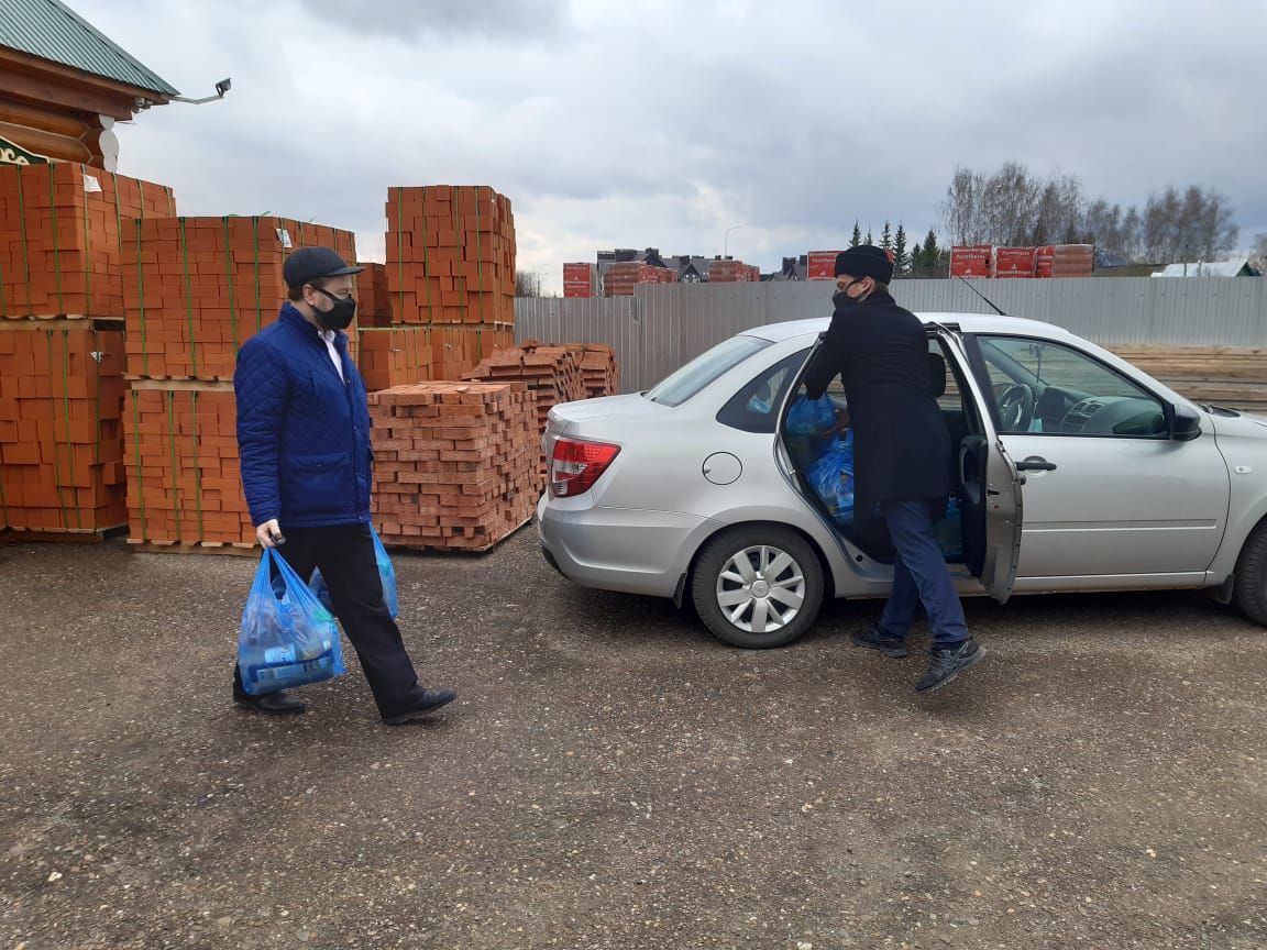 В священный для мусульман месяц мухтасибат Пестречинского района организовал акцию по раздаче продуктовых пакетов 