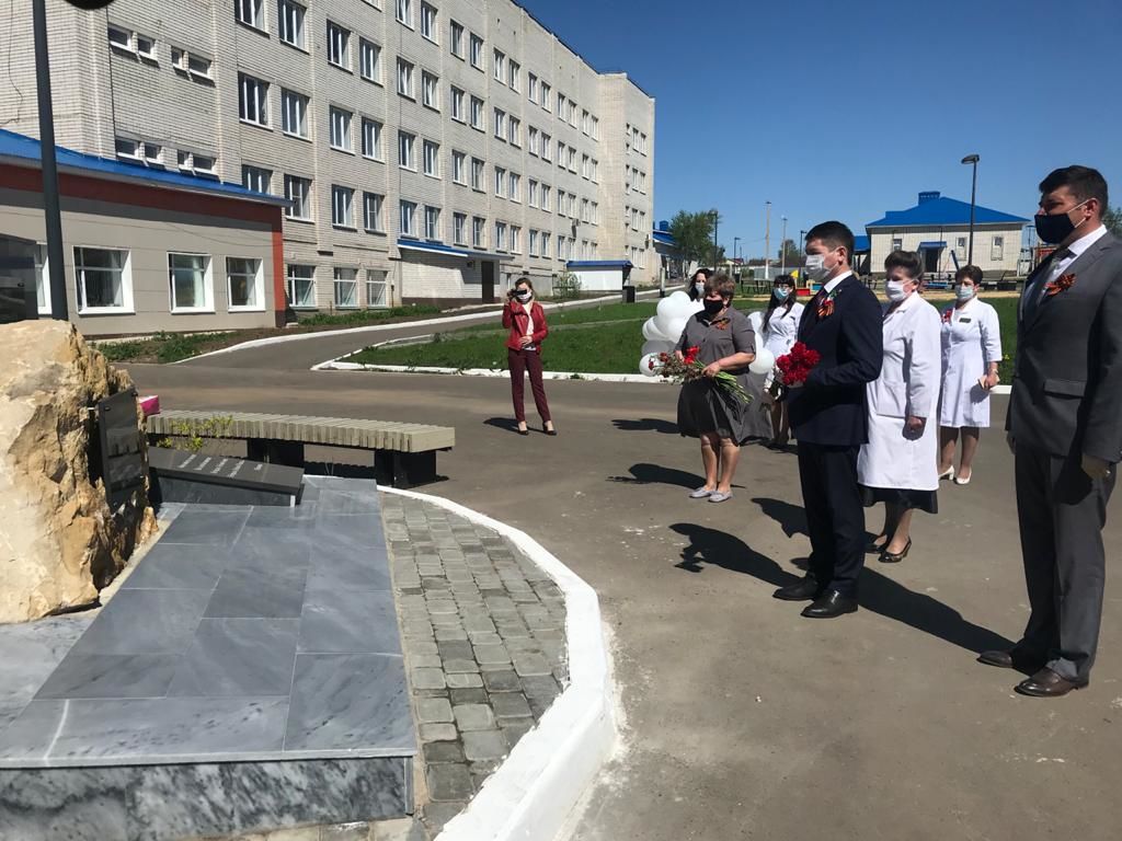 В сквере «Здоровье» возле Центральной районной больницы открыли памятник медицинским работникам