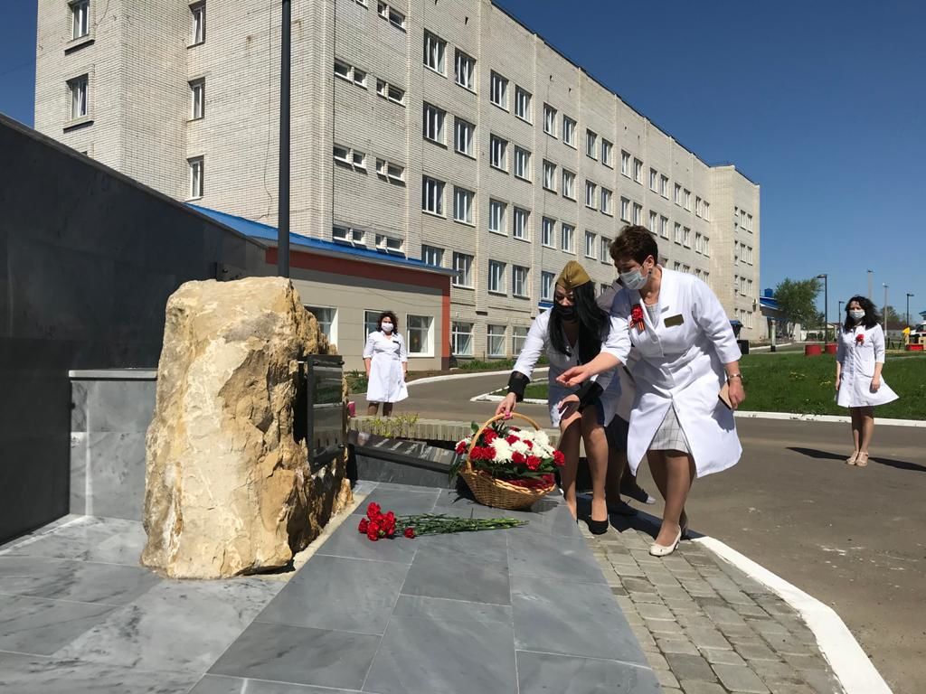 В сквере «Здоровье» возле Центральной районной больницы открыли памятник медицинским работникам