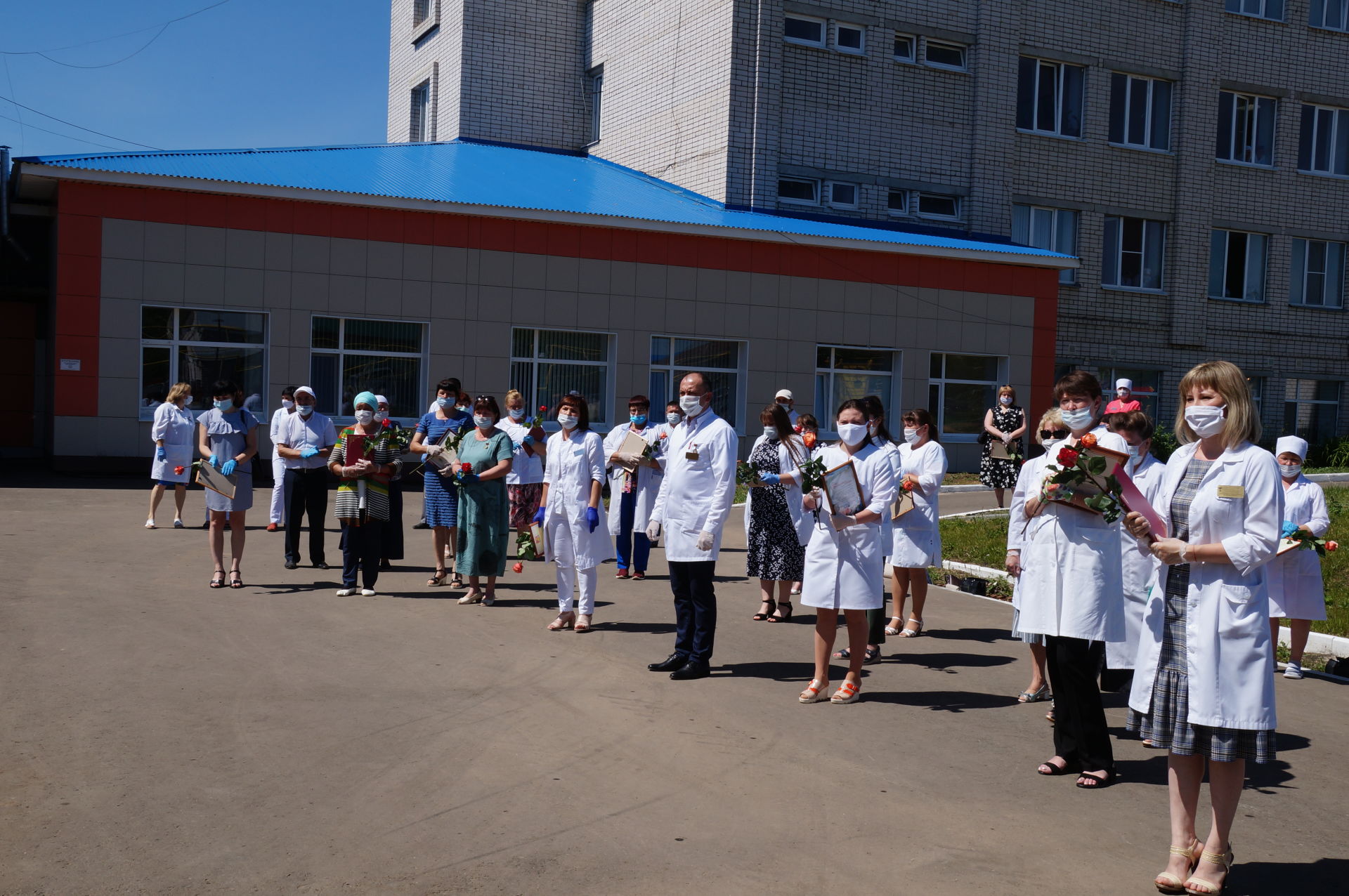 Пестречинских медиков торжественно наградили