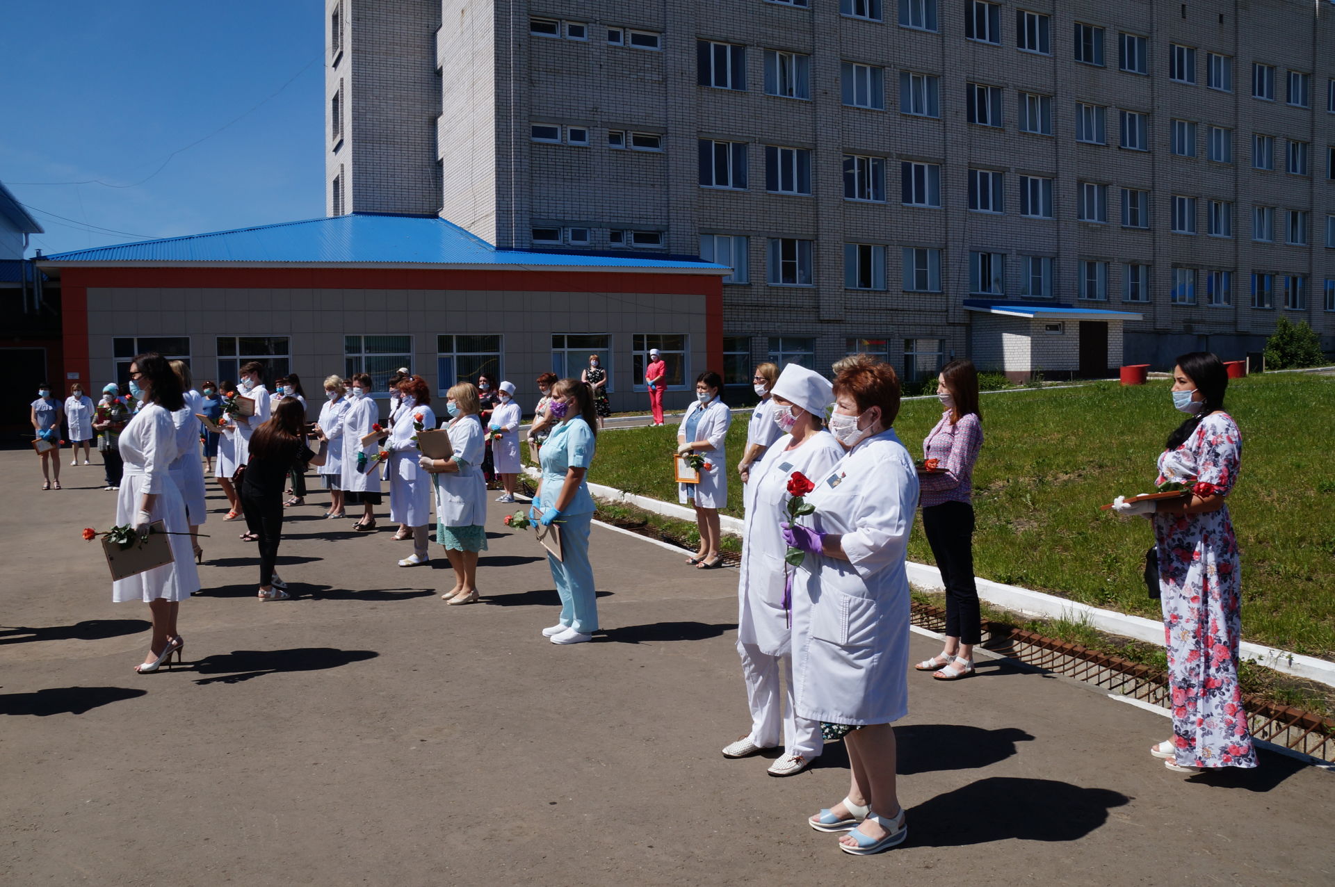 Пестречинских медиков торжественно наградили