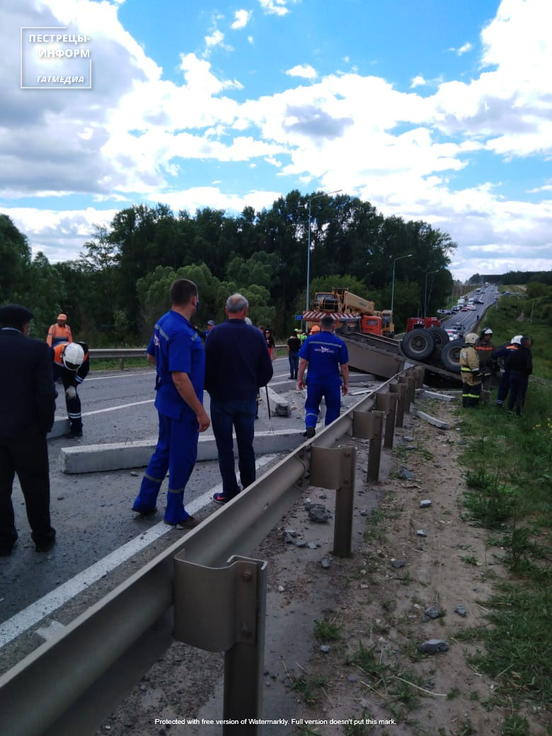 Из-за страшной аварии на Кощаковской горе по обоим направлениям автодороги Казань-Шемордан образовались многокилометровые пробки