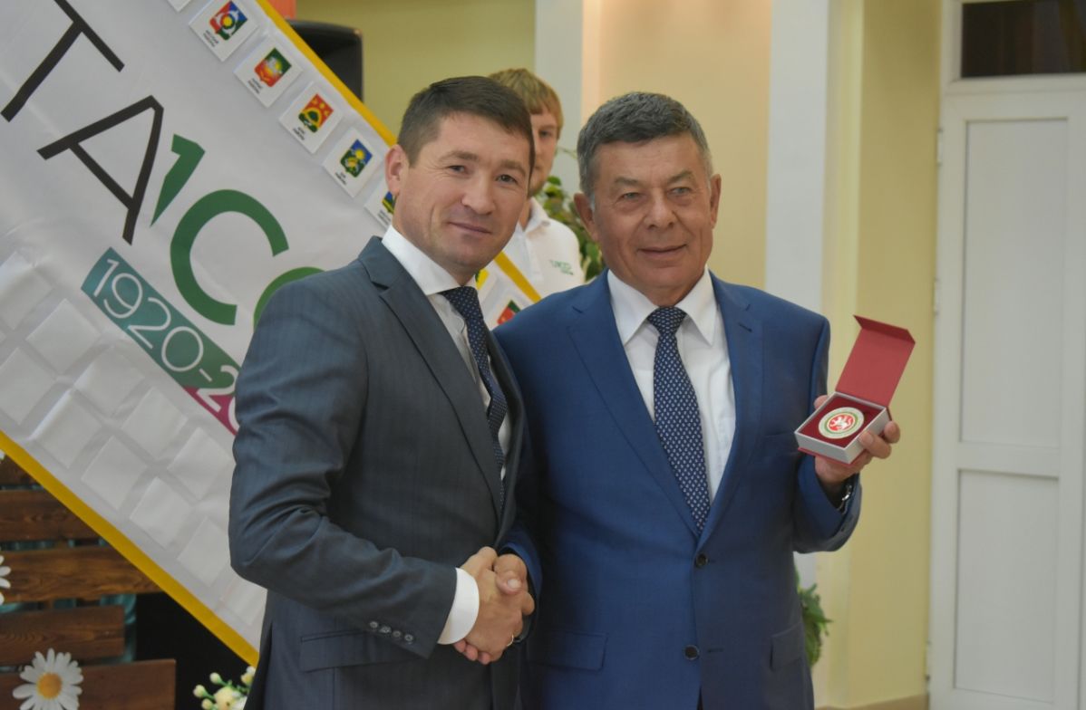 Пестречинцев наградили памятными знаками и сертификатами 100-летия ТАССР