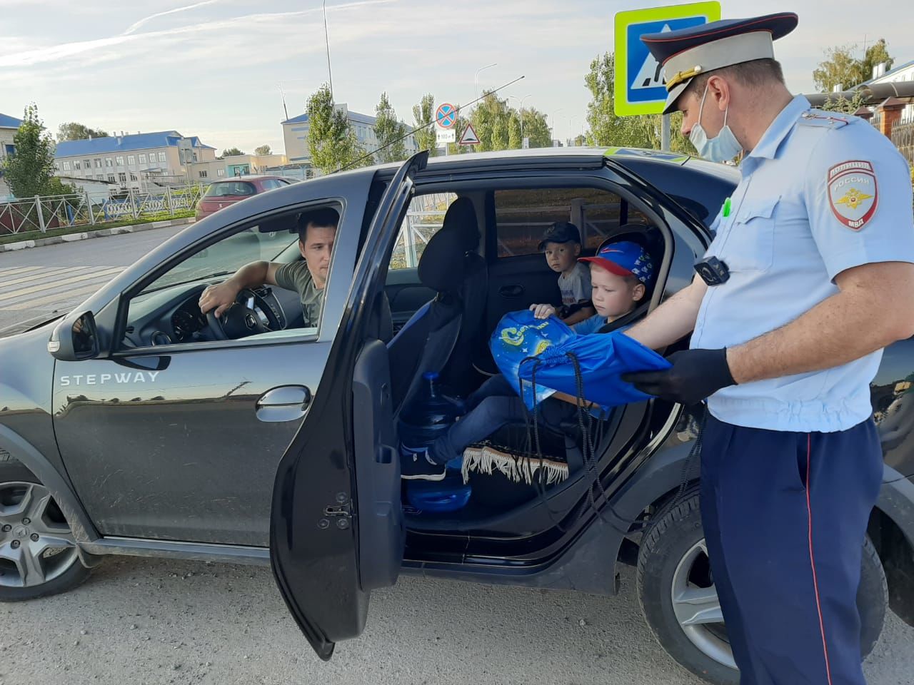 Госавтоинспекторы Пестречинского отделения ГИБДД раздают маленьким пассажирам светоотражающие элементы&nbsp;