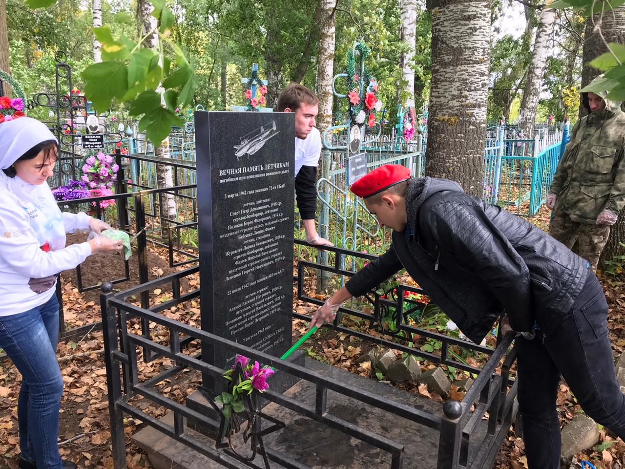 Юные пестречинцы привели в порядок памятник погибшим летчикам