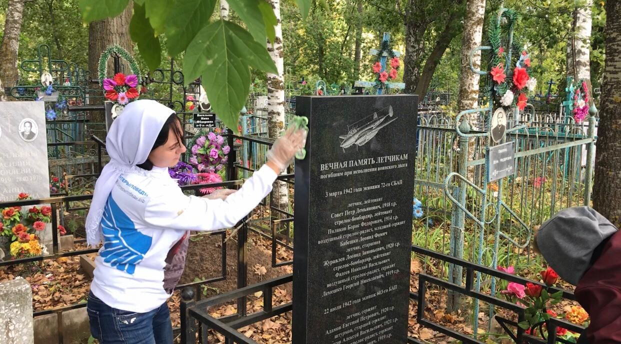 Юные пестречинцы привели в порядок памятник погибшим летчикам