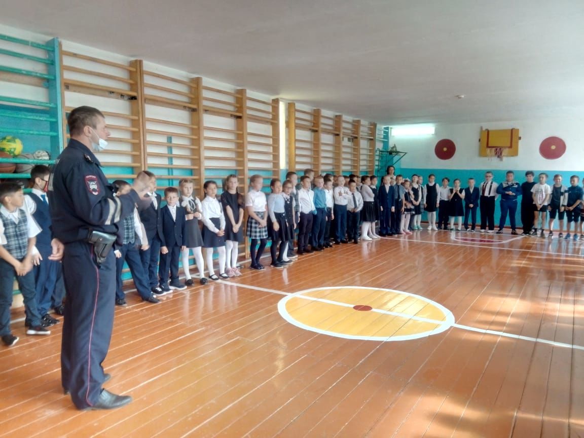 Автоинспектор Пестречинского ОГИБДД встретился с учениками начальных классов первой школы райцентра