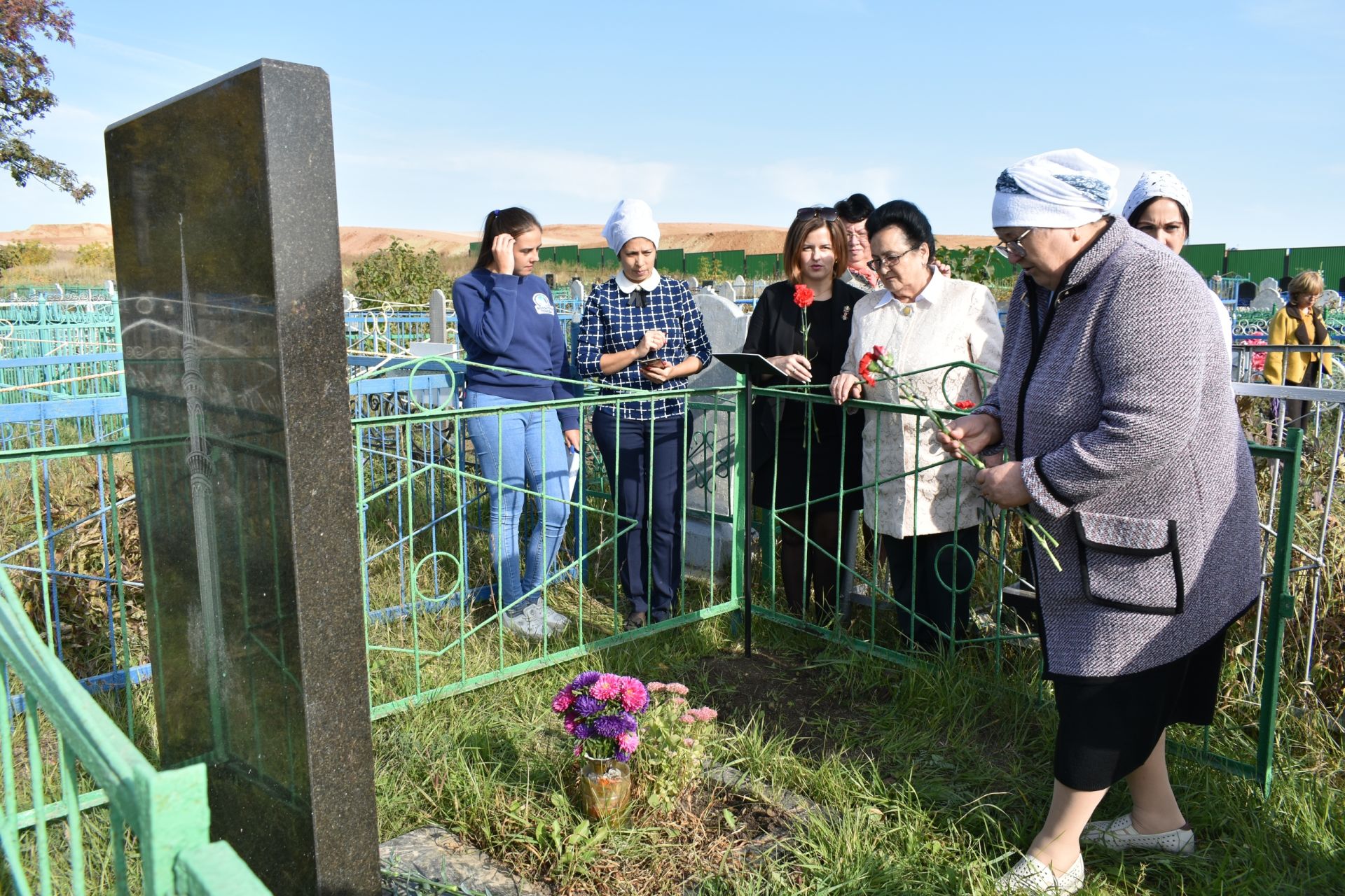 У могилы Героя Советского Союза Галимзяна Камалеева установили стойку с QR-кодом