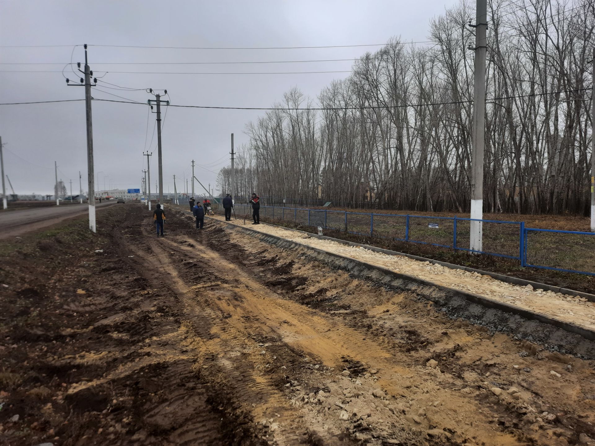 «Ходили по грязи и сугробам»: в Кощаково появится долгожданный тротуар