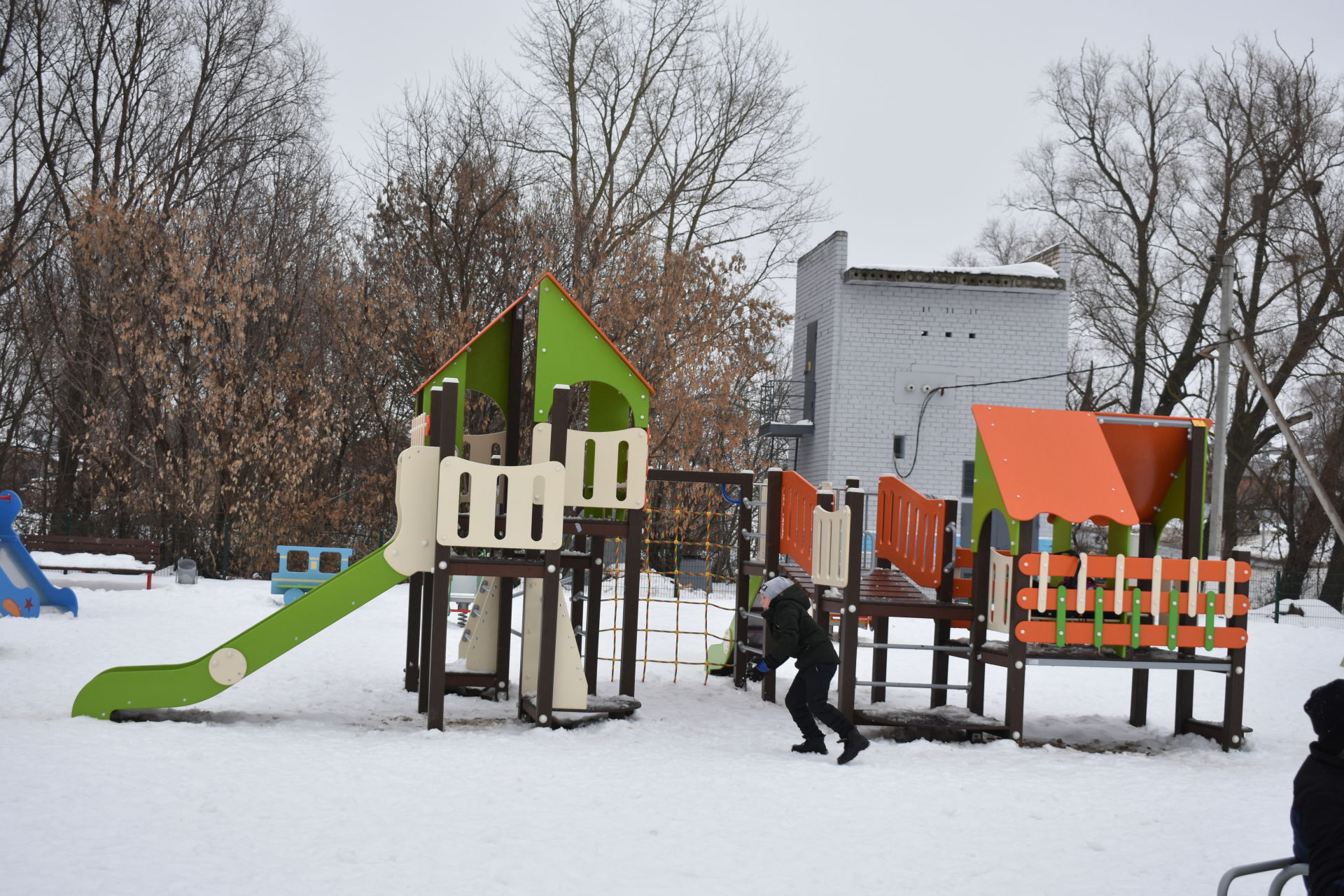 Дети из села Старое Шигалеево играют на новой площадке