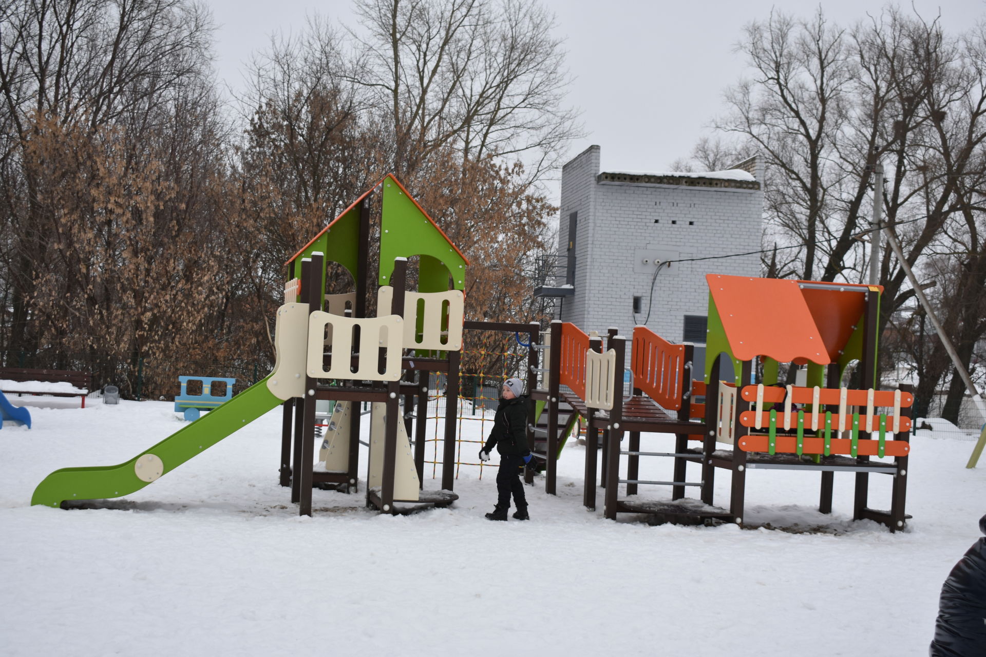Дети из села Старое Шигалеево играют на новой площадке