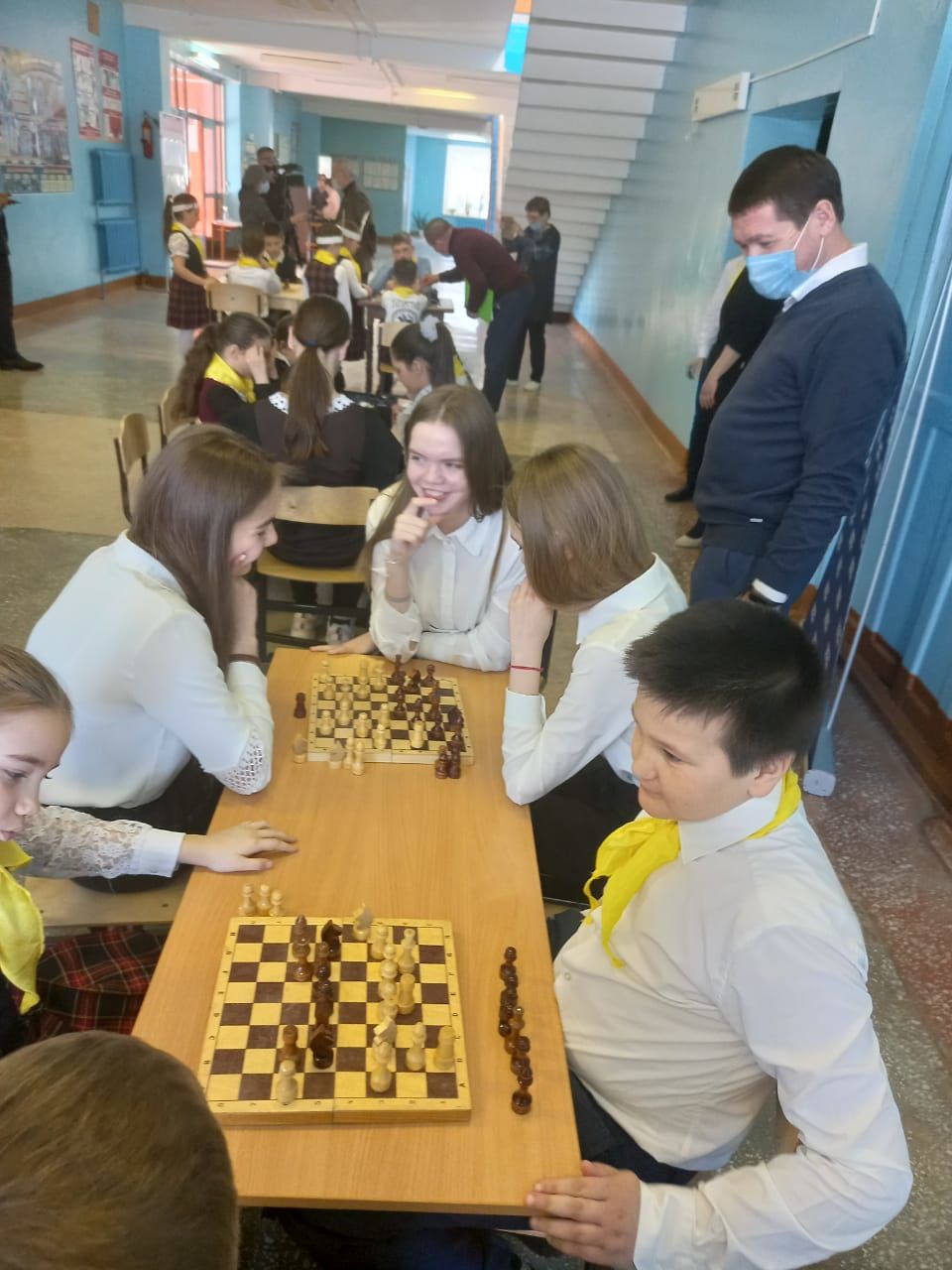 Старошигалеевской средней школе подарили набор шахматных столов