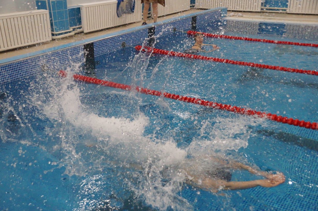 В бассейне "Сула" прошёл первый чемпионат района по плаванию
