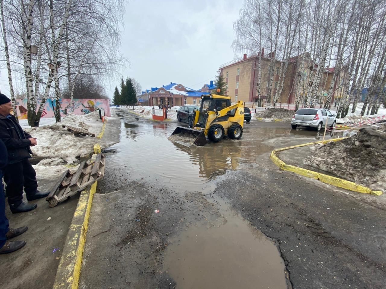 В Пестрецах ведутся работы по отводу талых вод и очистке от наледи